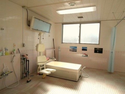 みんなの家・草加青柳（介護付有料老人ホームの特殊浴槽。充実した浴室となっております。ご負担少なくご入浴をお楽しみいただけます。