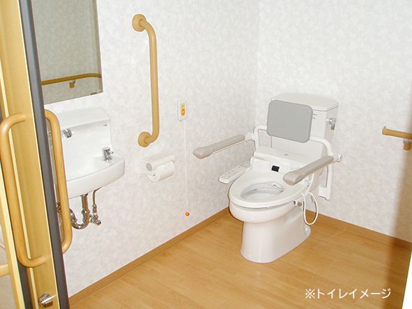 みんなの家・草加青柳（介護付有料老人ホームのトイレ。車いすでのご利用を楽に行なっていただけるバリアフリー設計のトイレです。