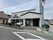 白く清潔な建物エントランス