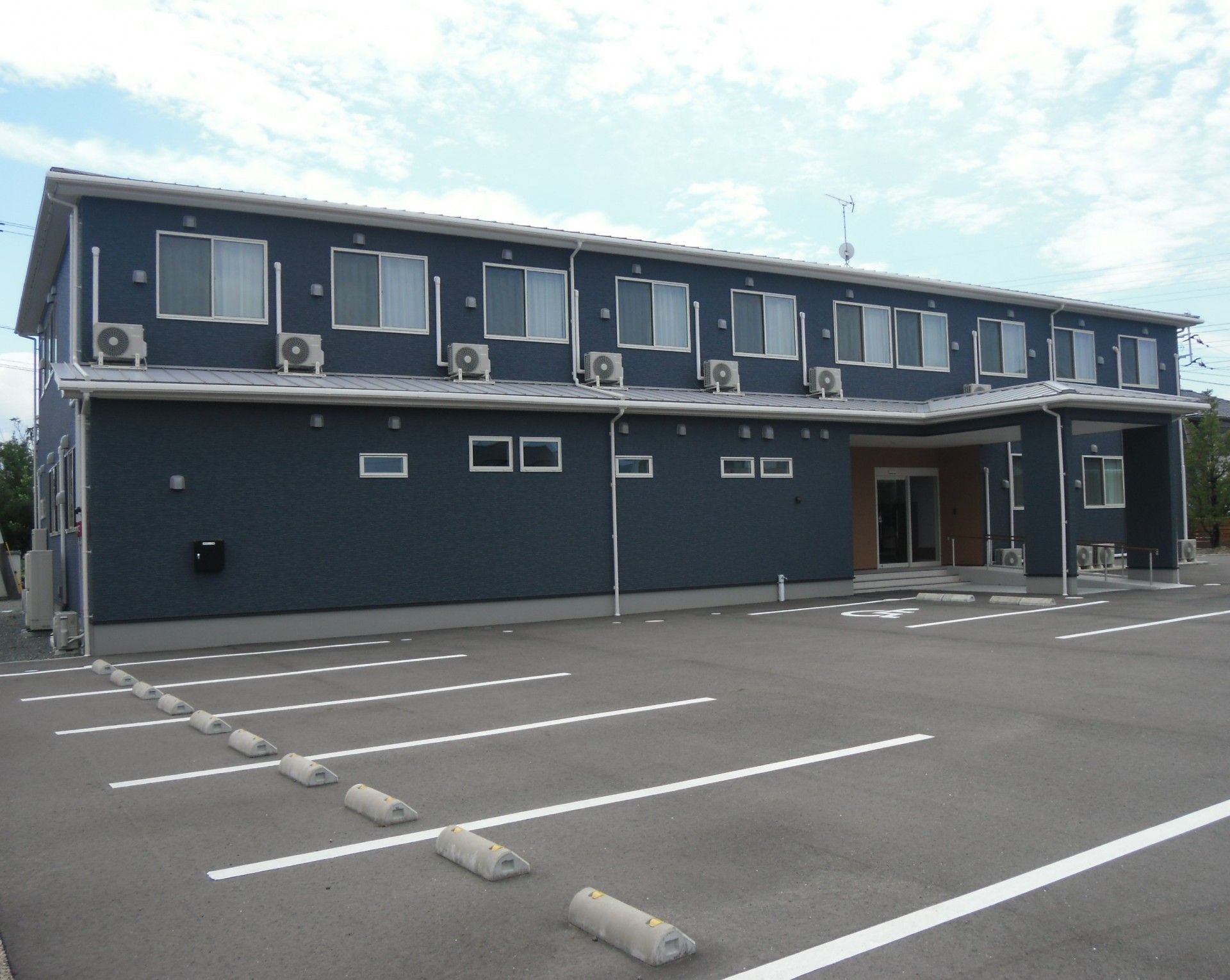 落ち着いた色合いの建物