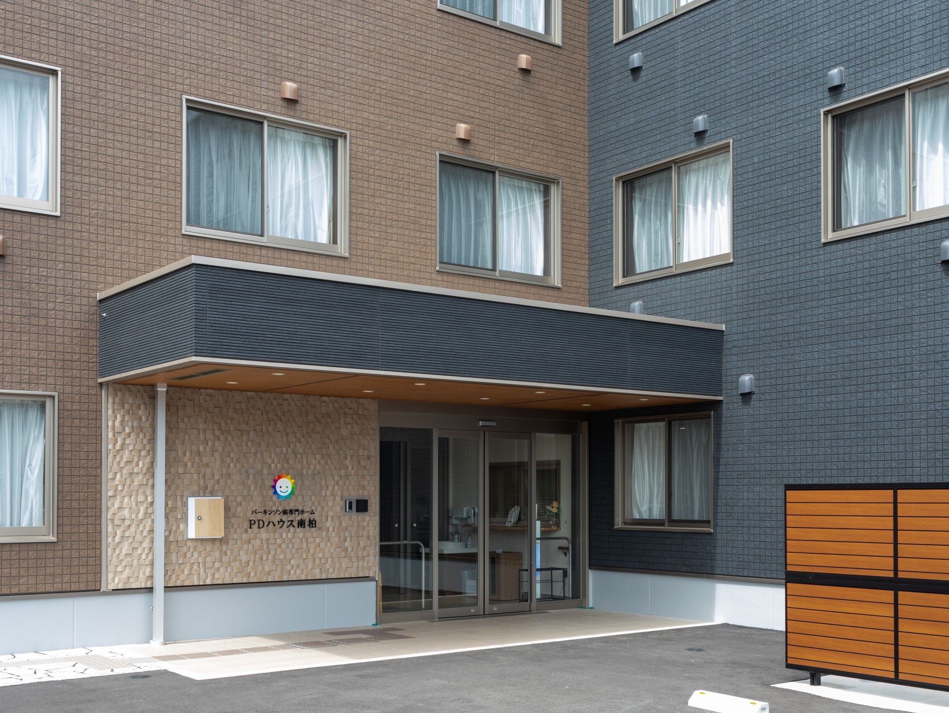 入り口が広い建物正面