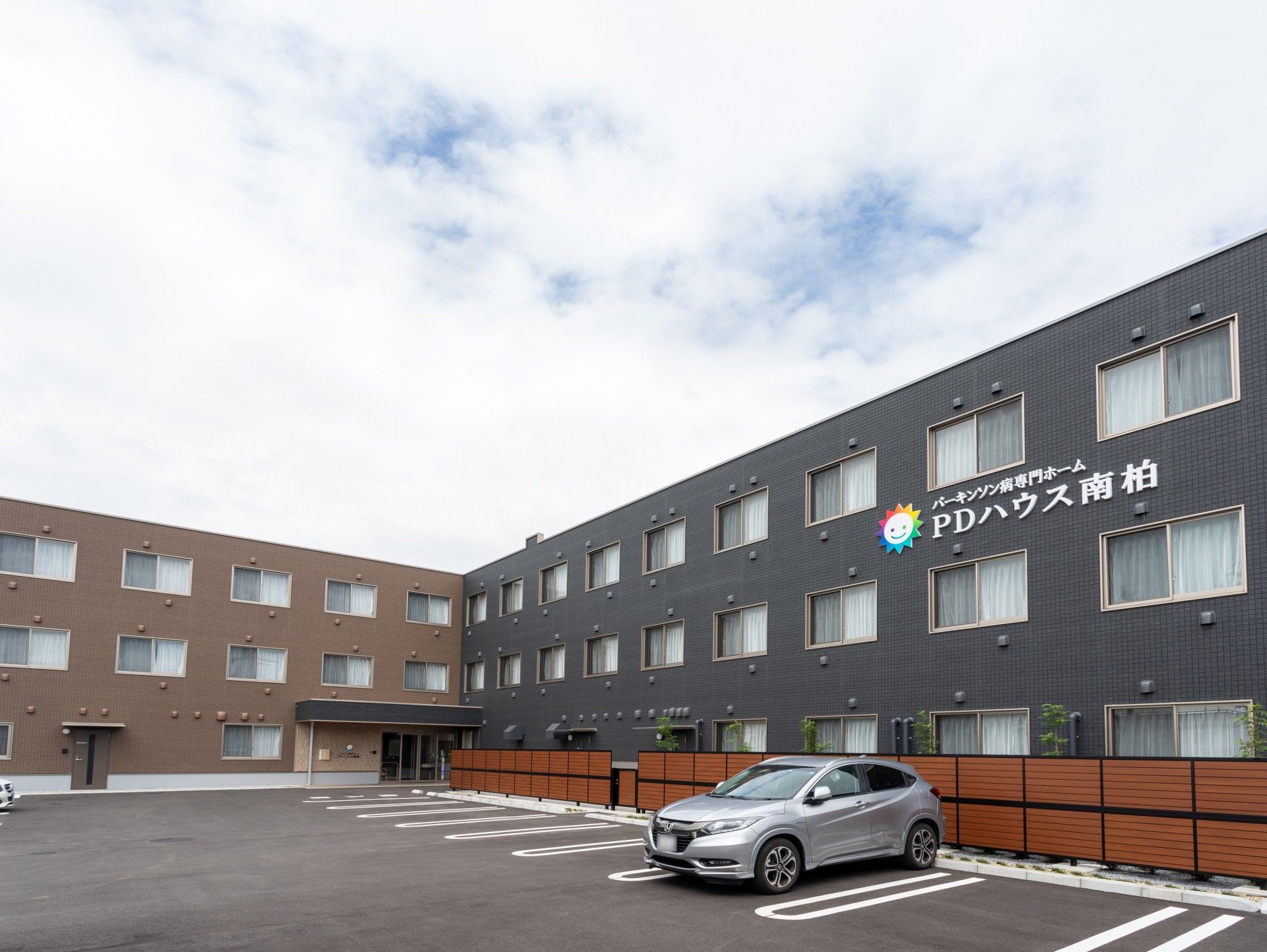 ゆったりとした駐車場のある建物