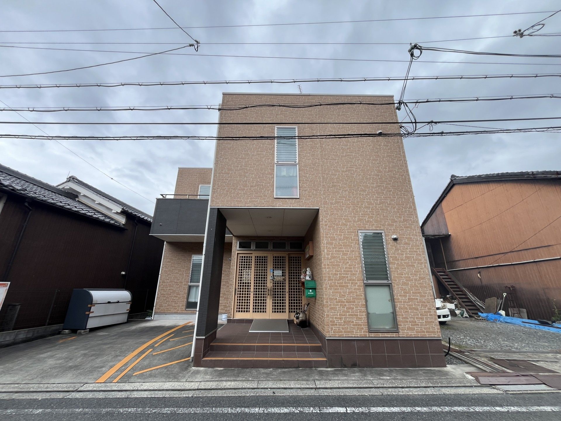 落ち着いた色合いの建物入口
