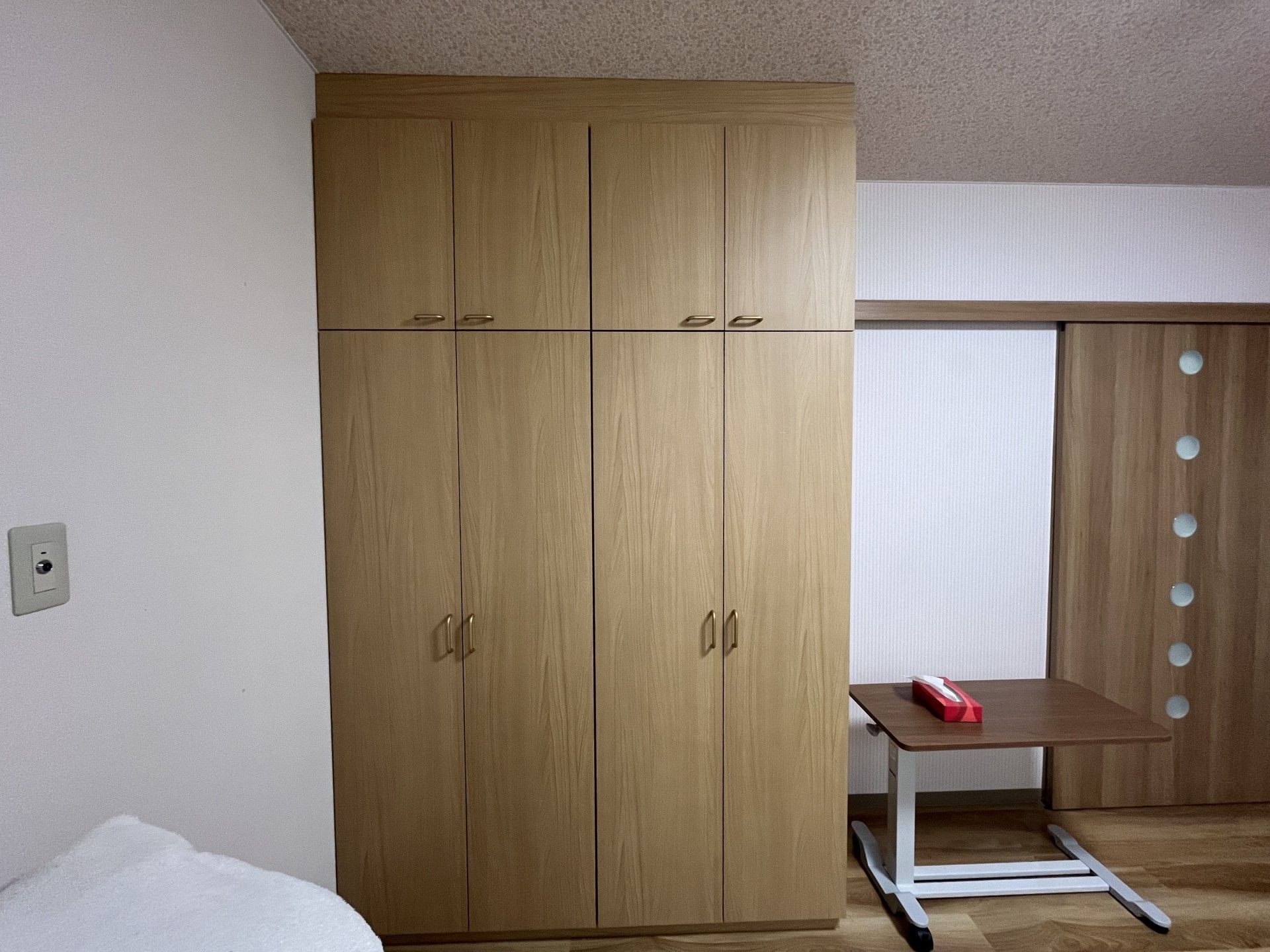 居室の家具とテーブル