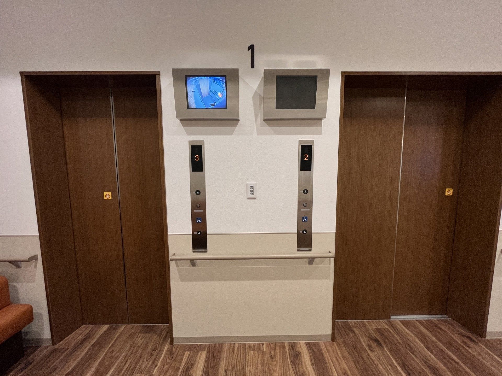 エレベーター前の廊下