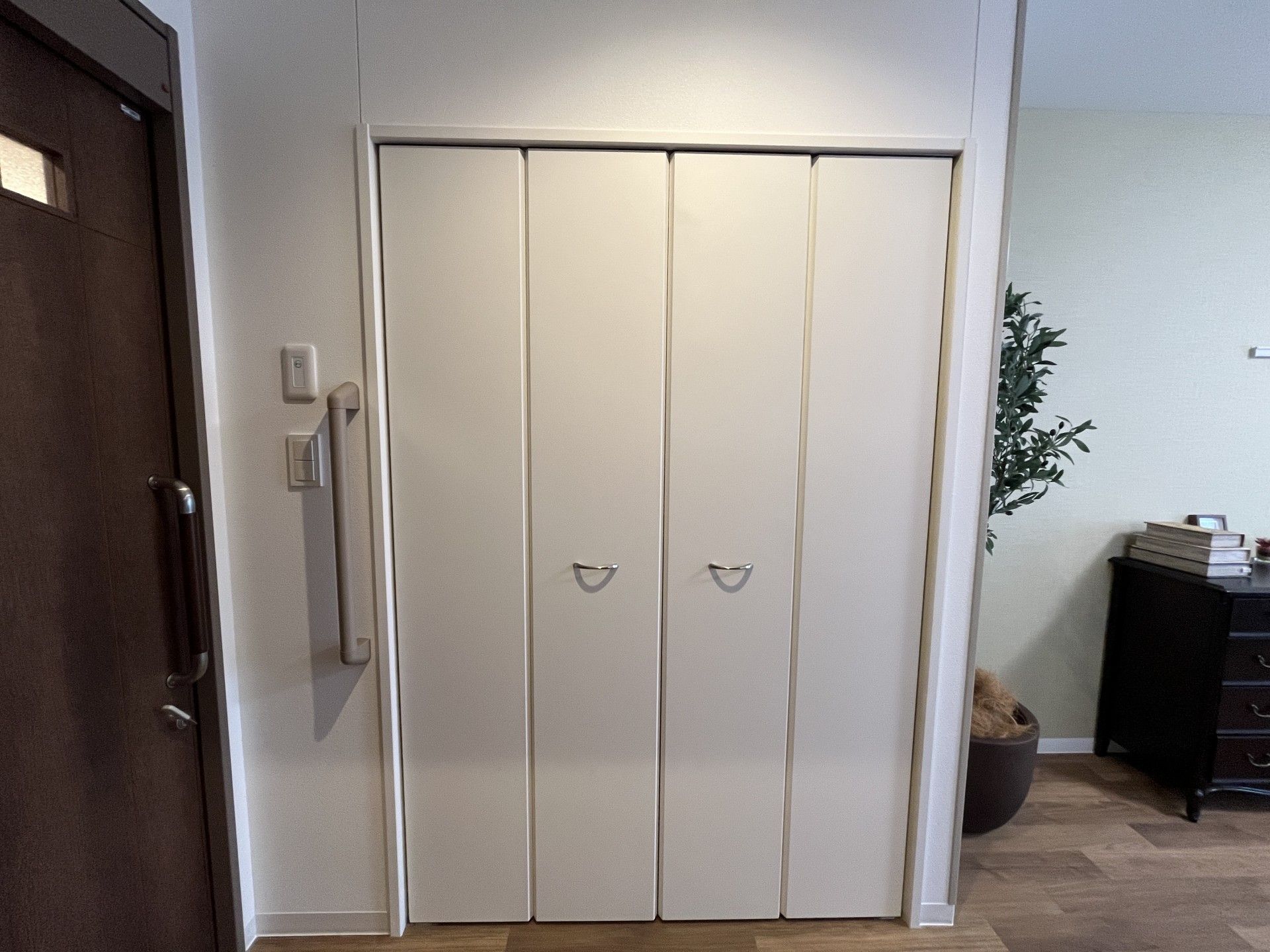 収納スペースの扉