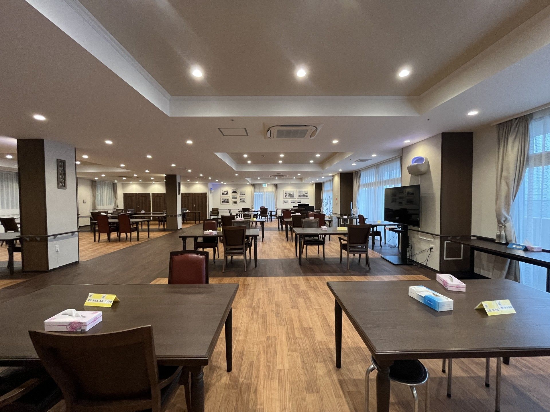 広々とした食事スペース