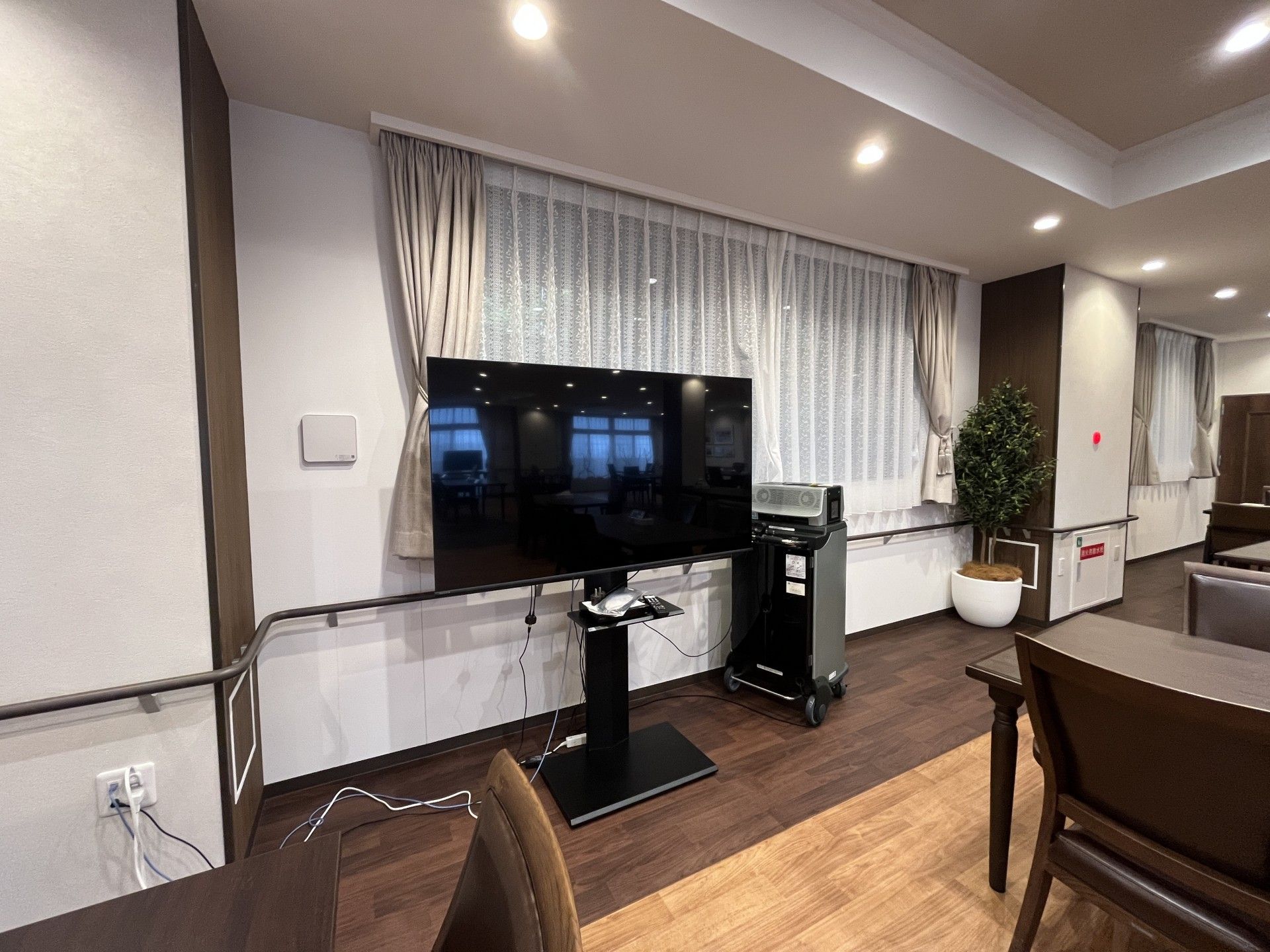 テレビとスピーカーのある部屋