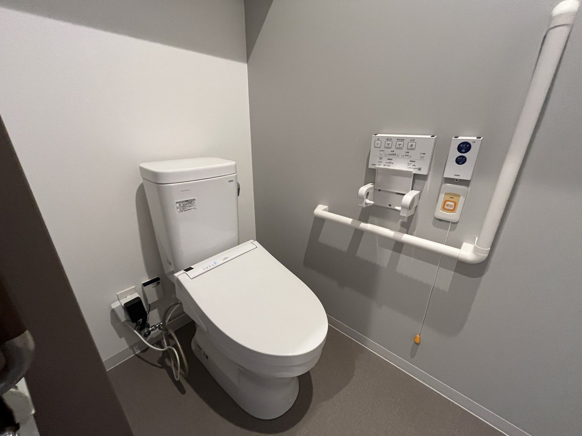 手すり付きのトイレ