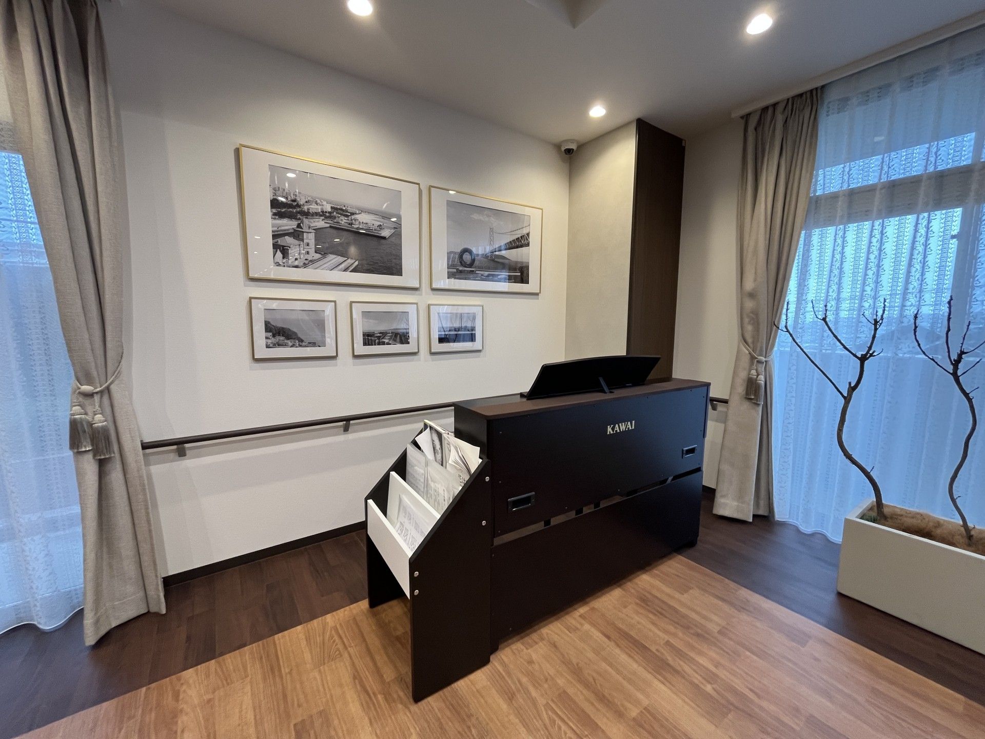 ピアノと写真のある部屋