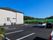 白い壁の建物と駐車場