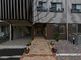落ち着いた外観の建物入口