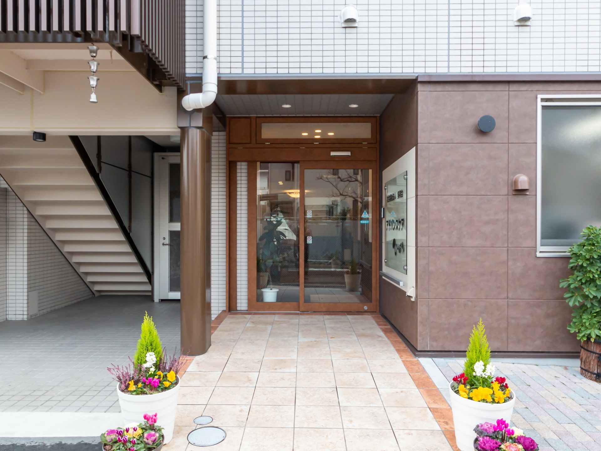 花が飾られた玄関