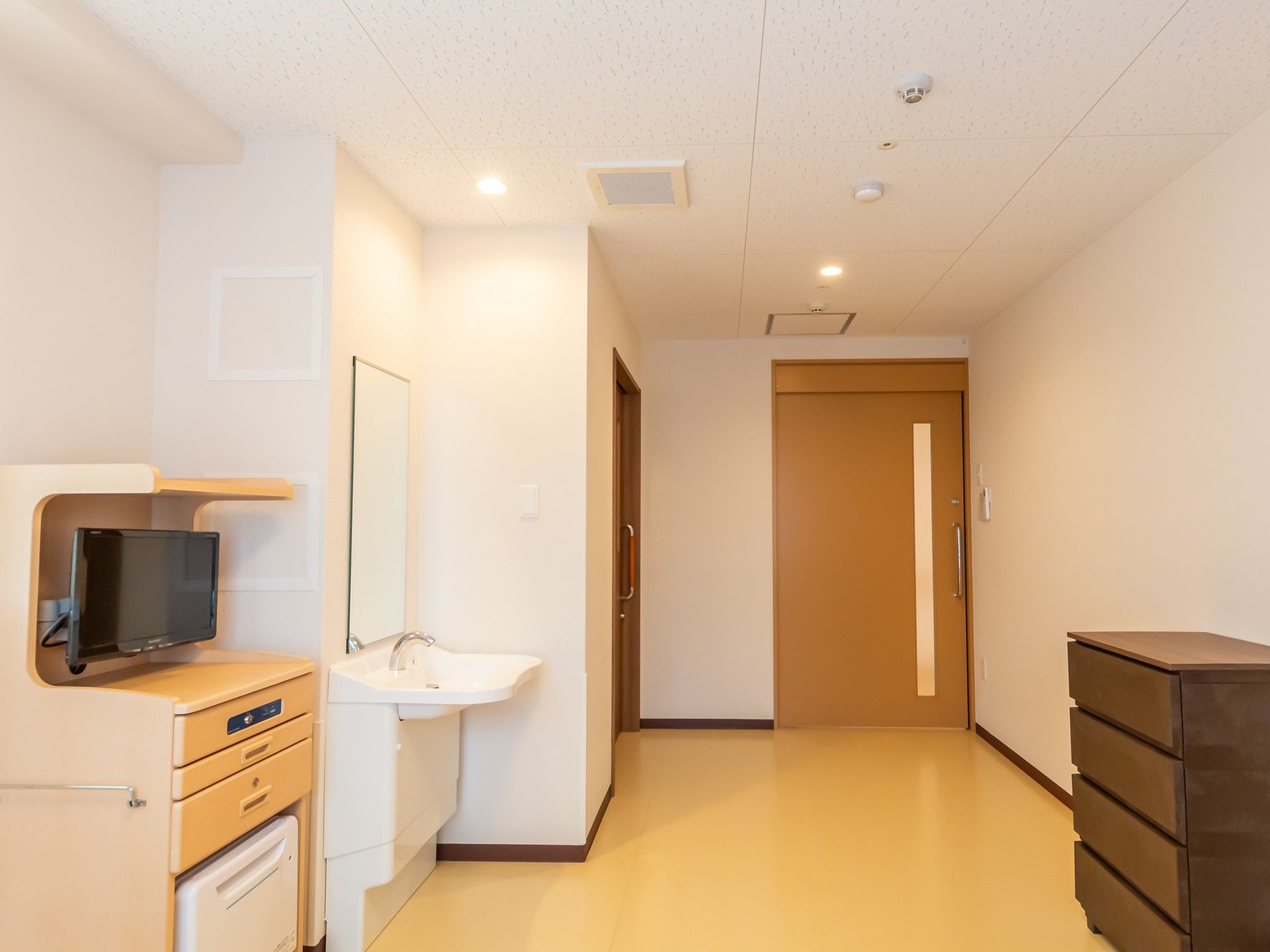 シンプルな居室の一角