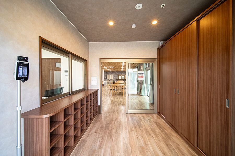 広い廊下と木製の棚