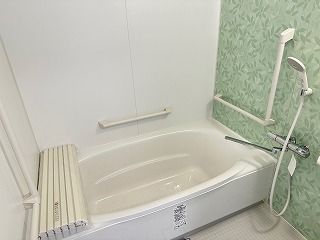 快適な設備の浴室