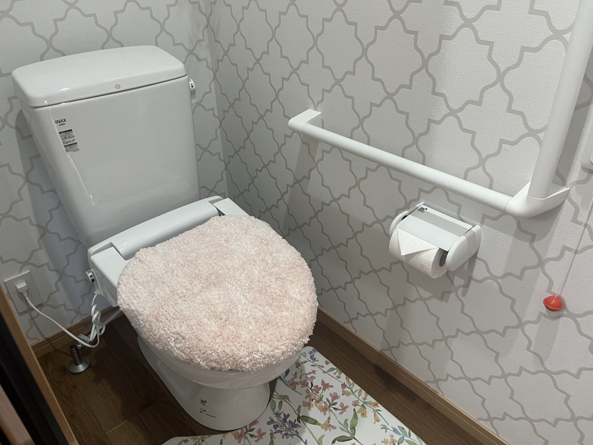 手すり付きの綺麗なトイレ