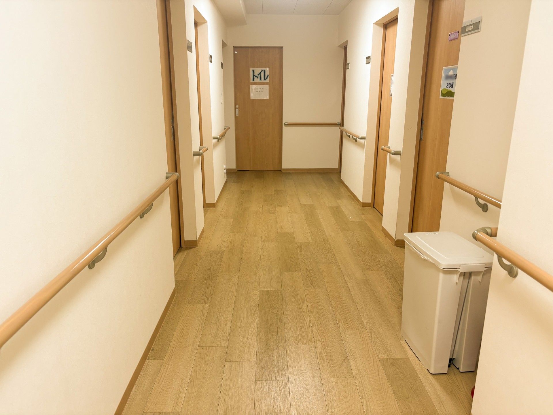 安全な手すり付き廊下