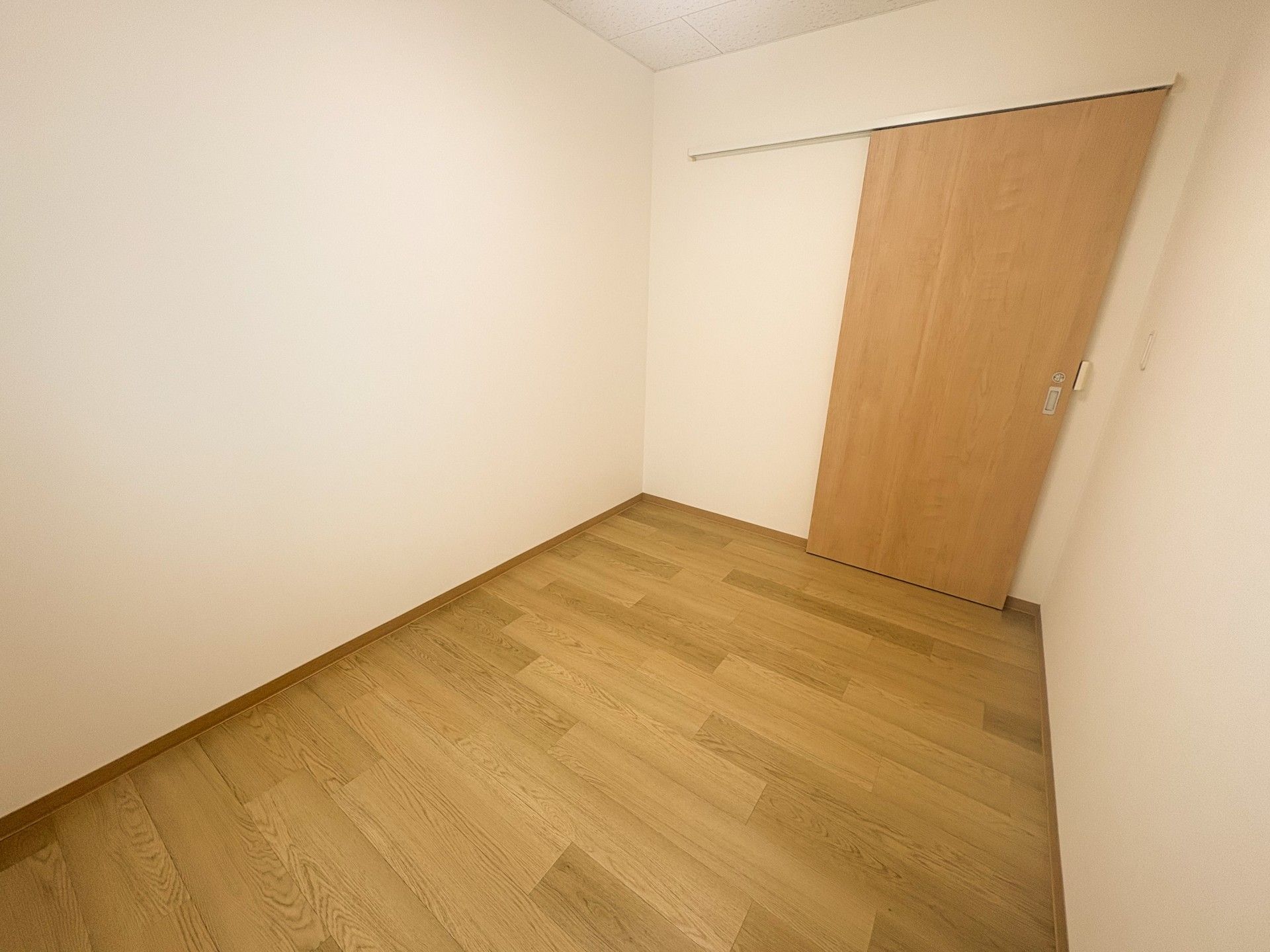 木製の床と扉の部屋