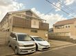 駐車場のある建物外観