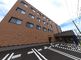 ゆったりとした駐車場のある建物