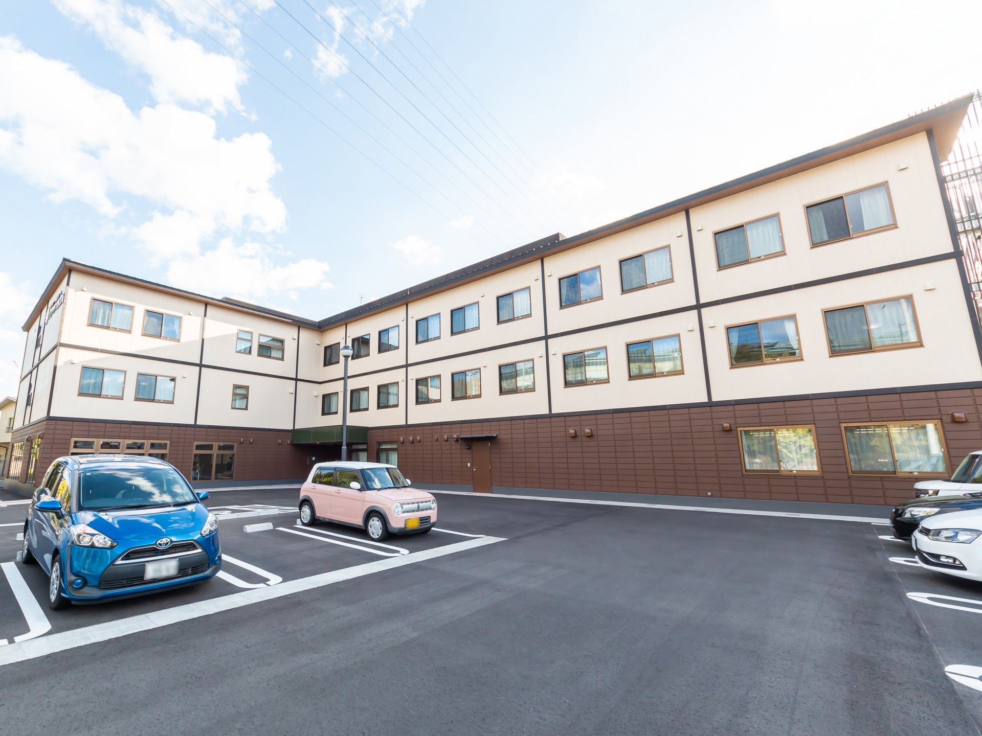 広々とした駐車場の建物