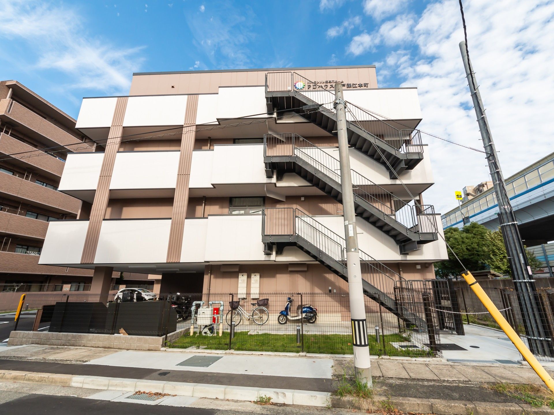 多階層の建物外観