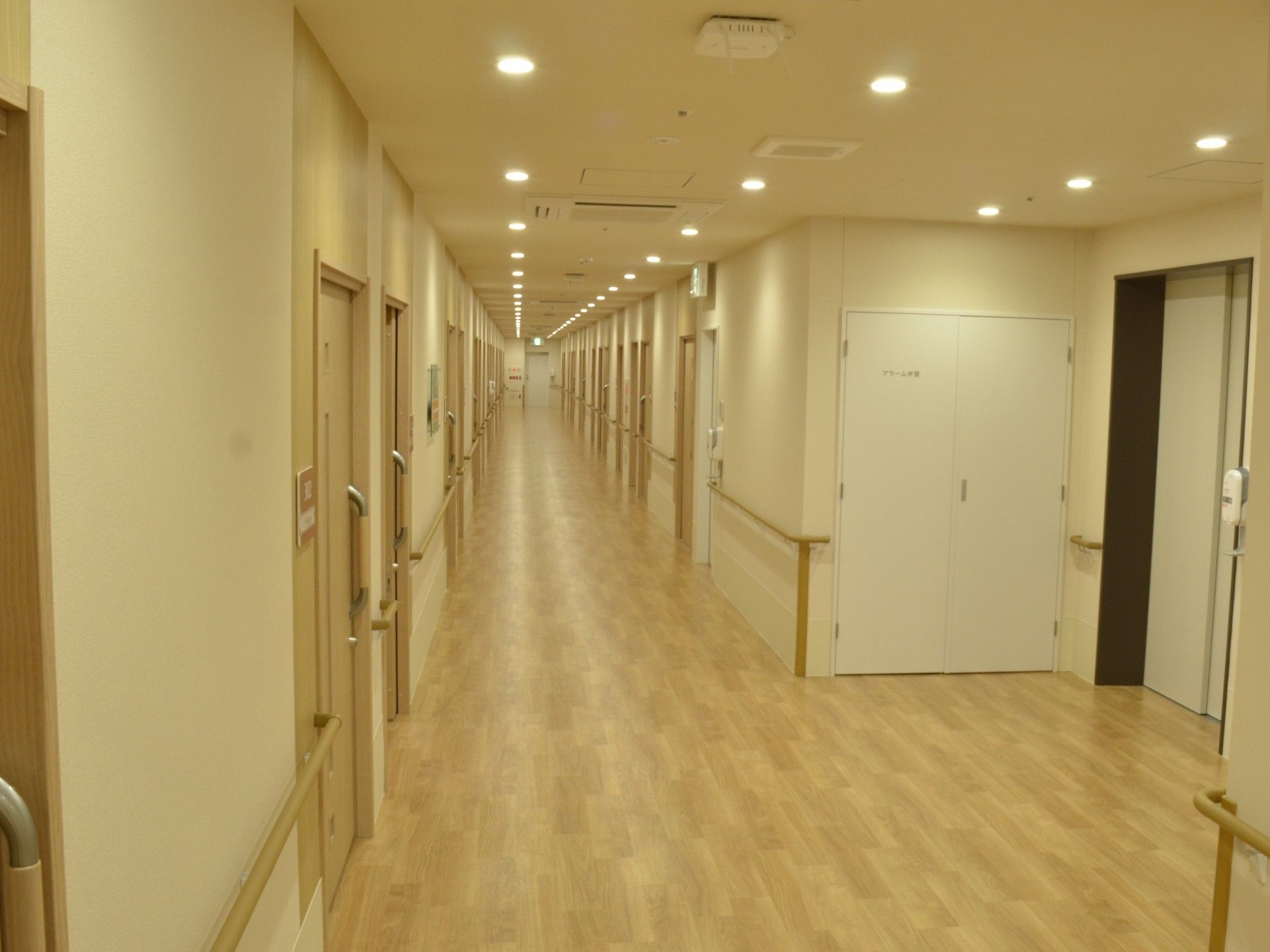 明るく広々とした廊下