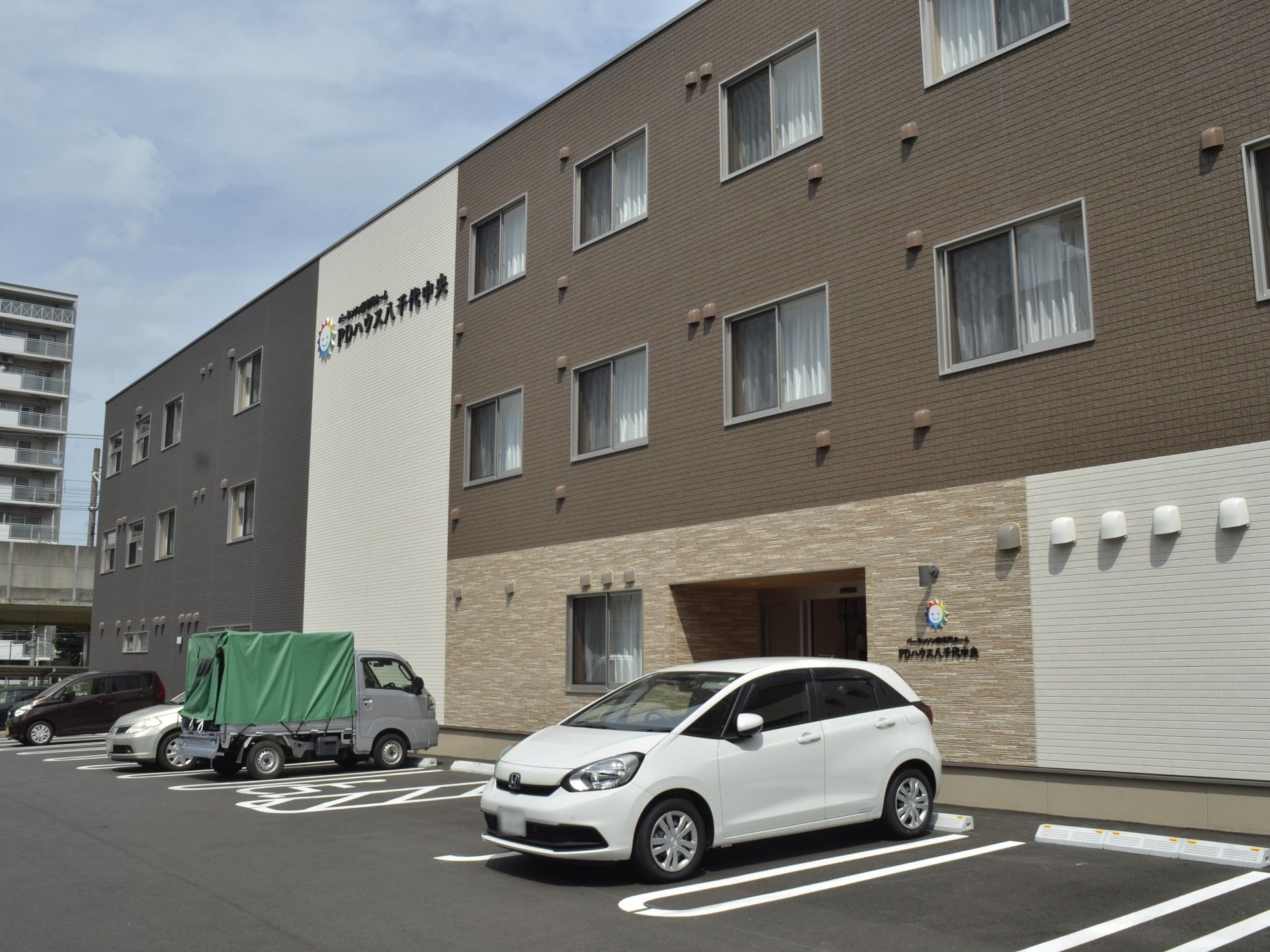 ゆったり駐車場のある建物