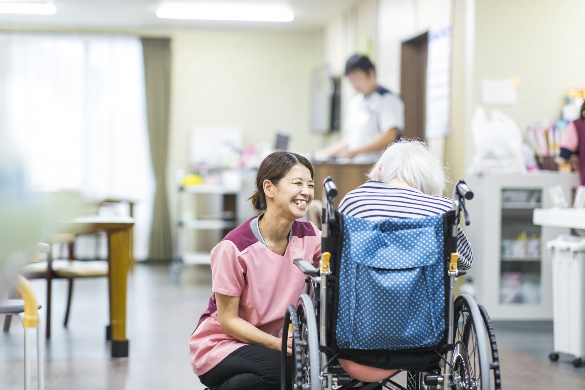 笑顔の介護士と利用者の交流