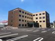 広い駐車場のある建物