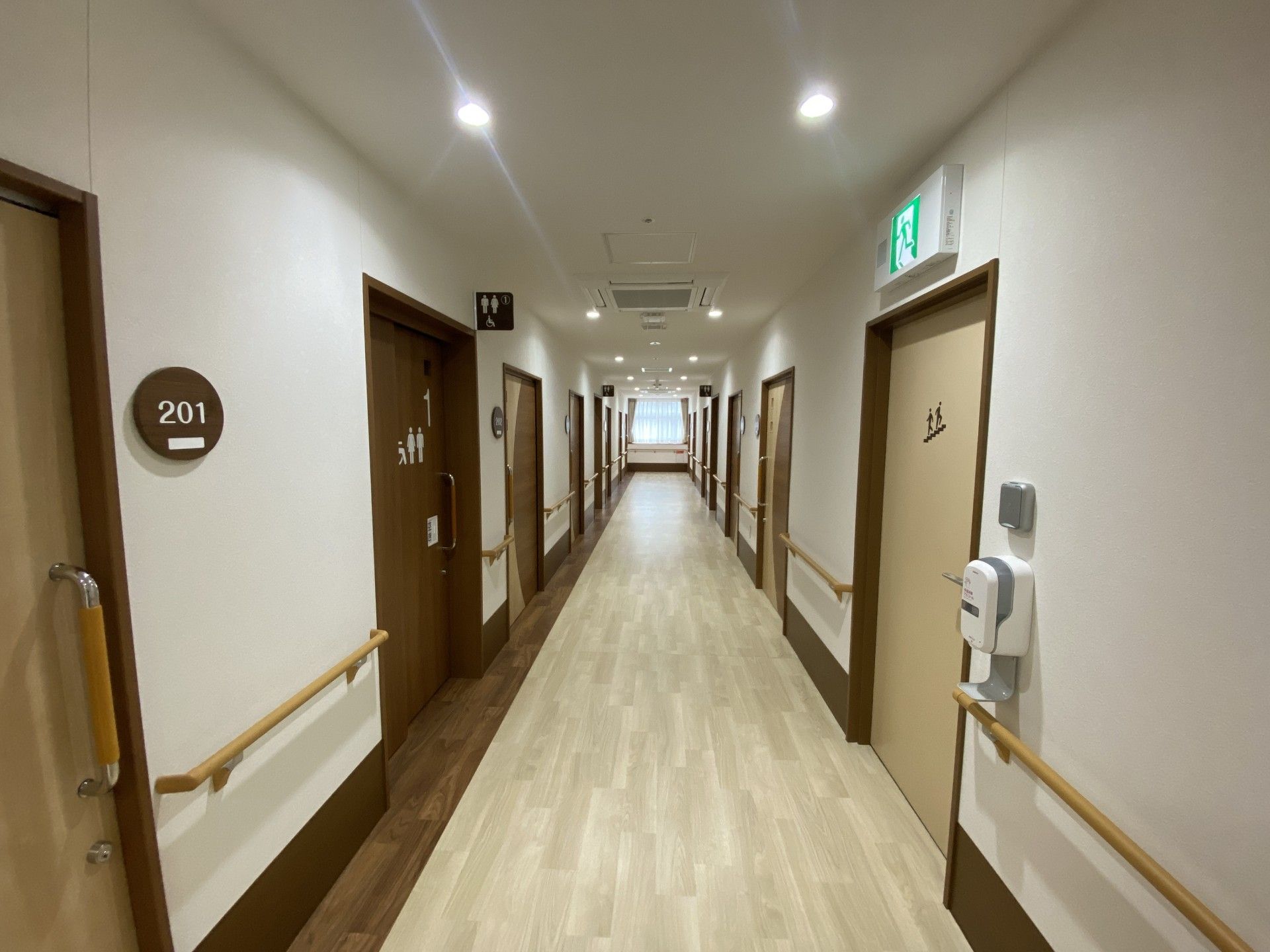 明るく清潔な廊下
