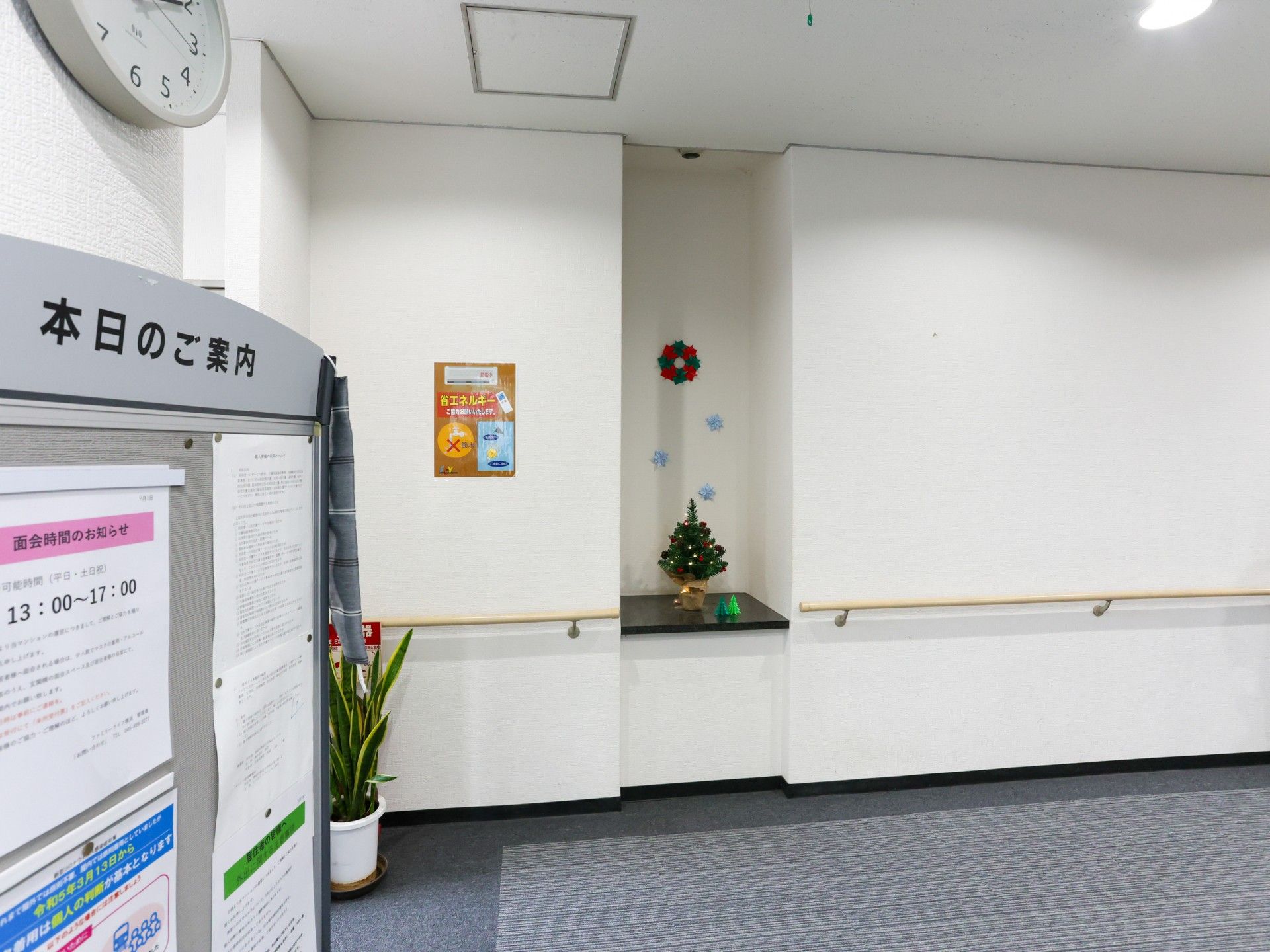 明るい廊下の一部分