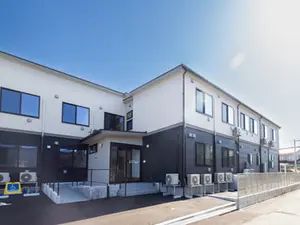 日差しが差し込む建物外観