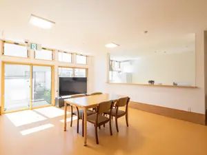 日差しが差し込む部屋