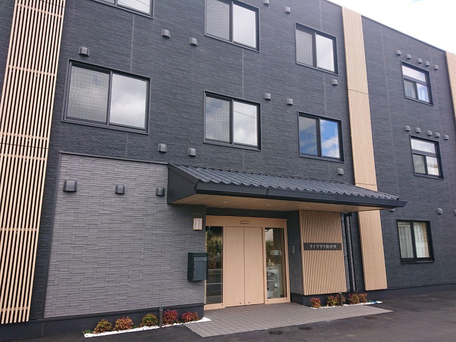 モダンな建物のエントランス