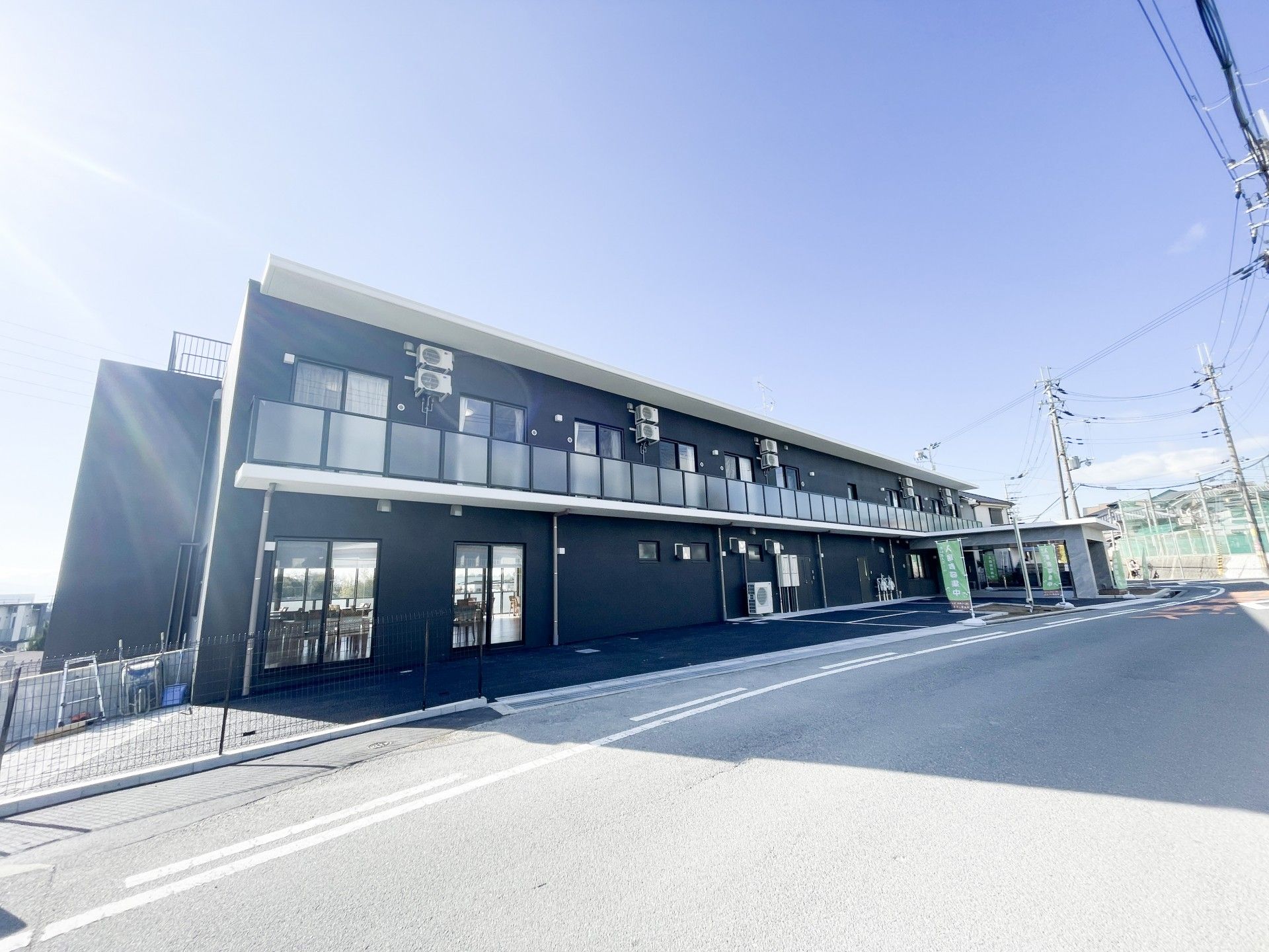 施設のモダンな外観