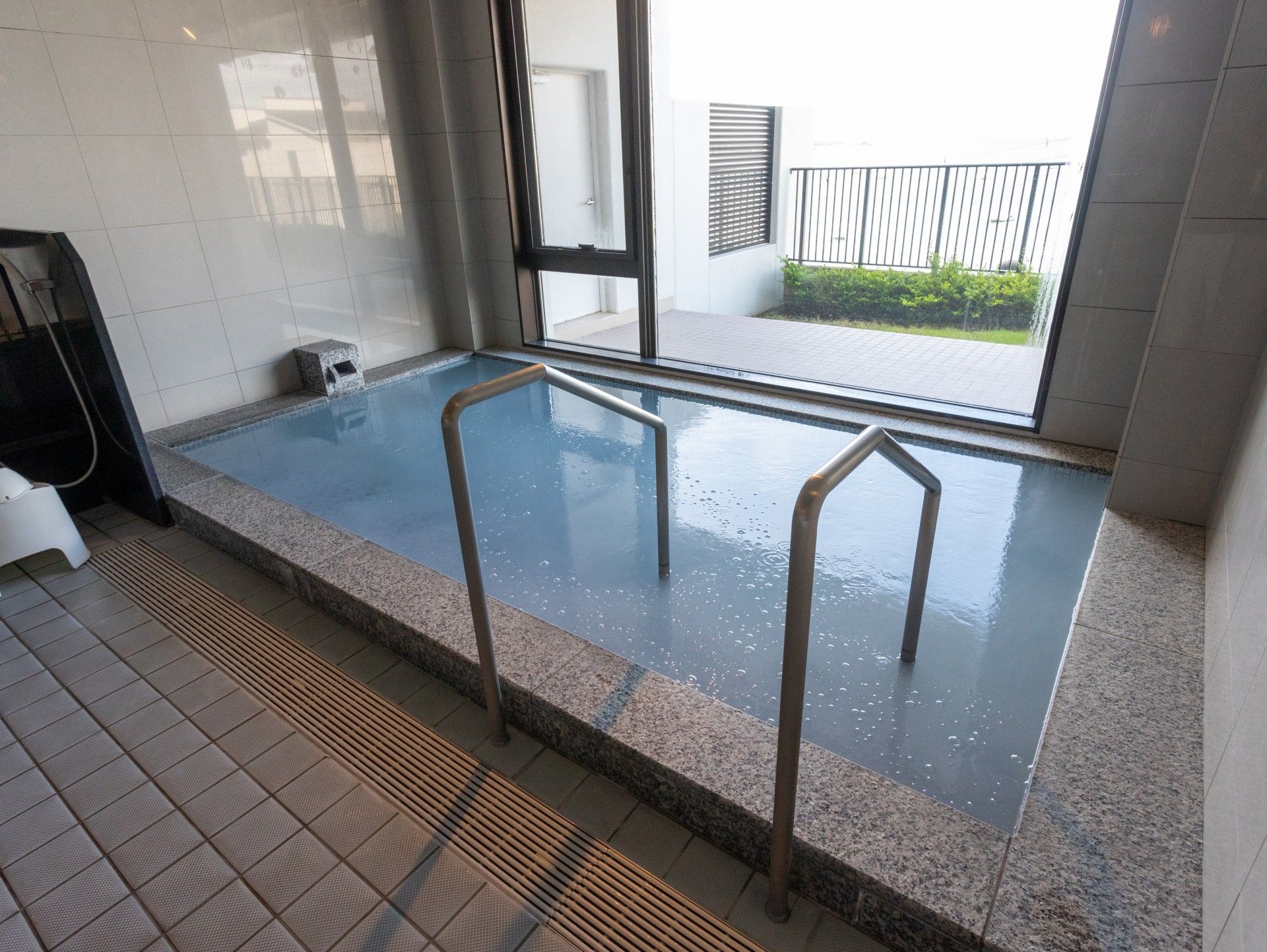 明るい浴室の一角