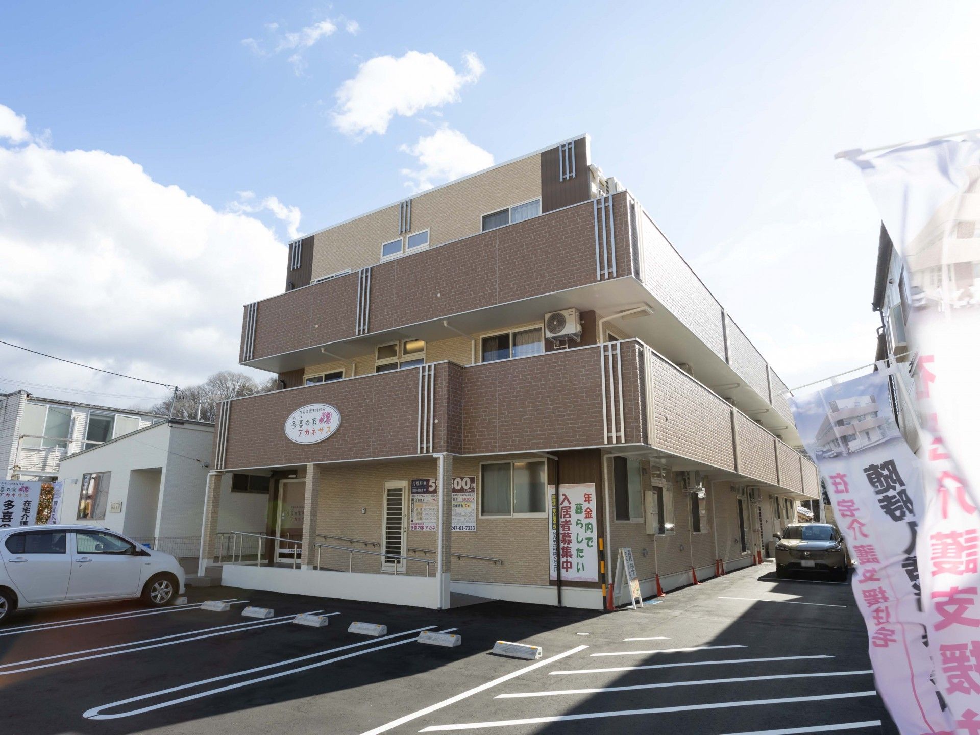 新聞を読む高齢の男性