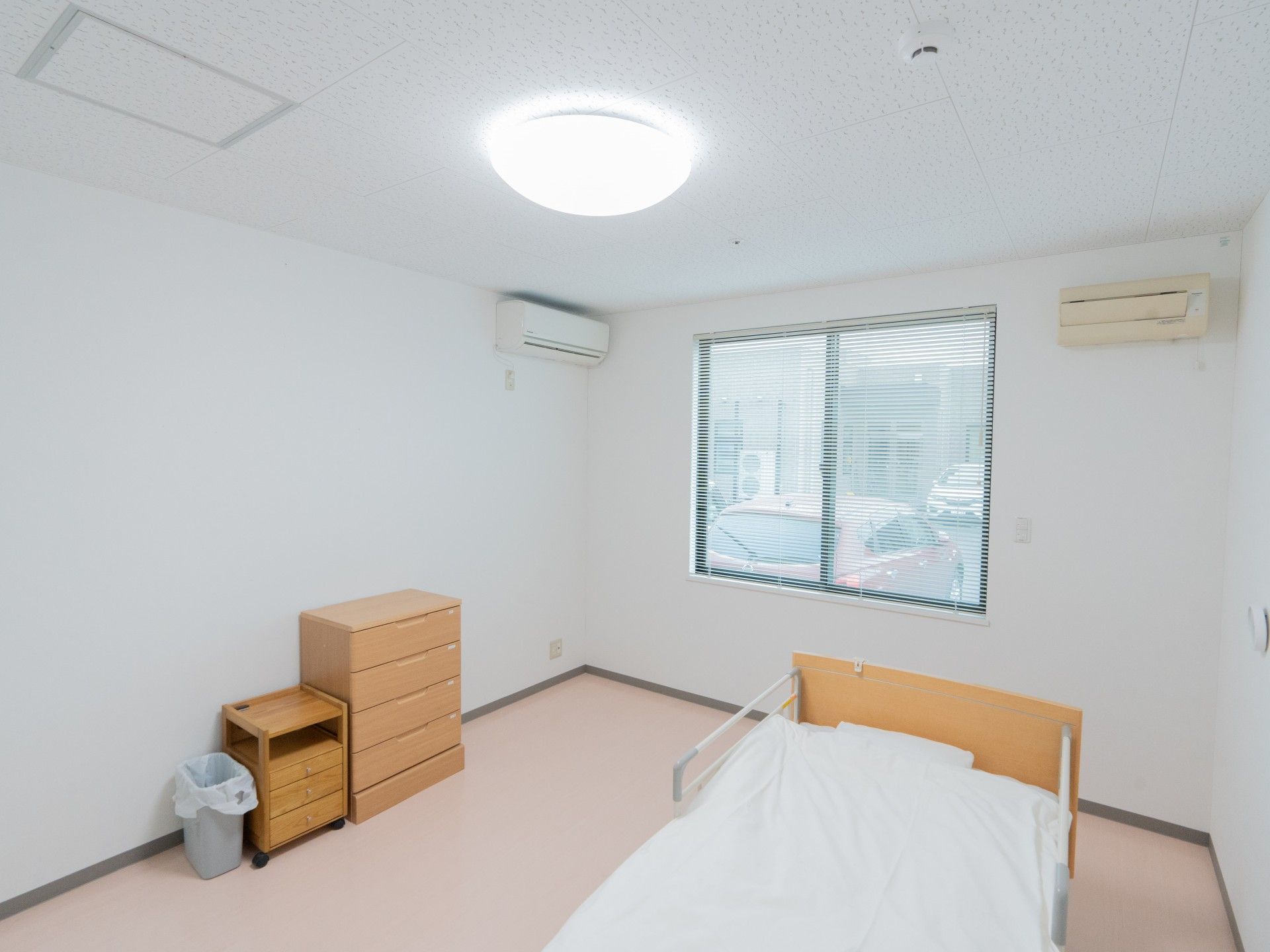 シンプルな個室の様子