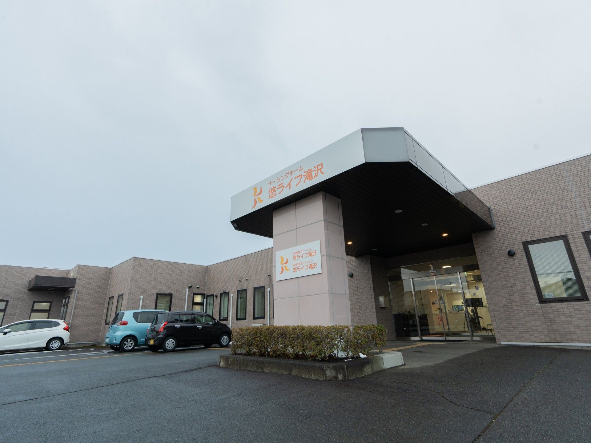 広い駐車場のある建物外観