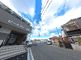新しい外観の建物入口