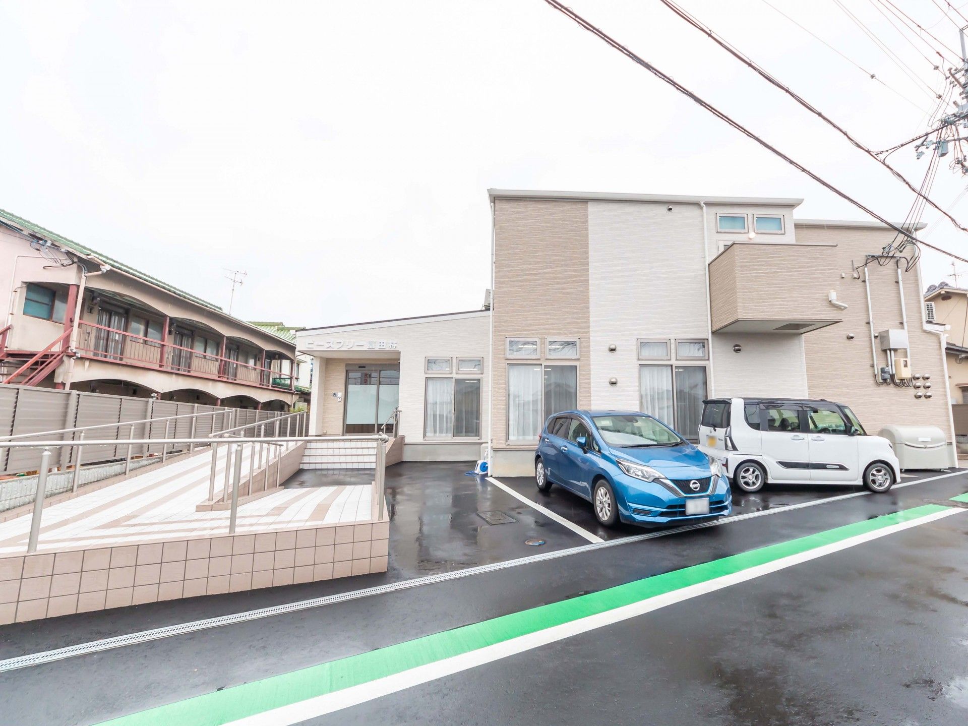 明るい外観の施設入口