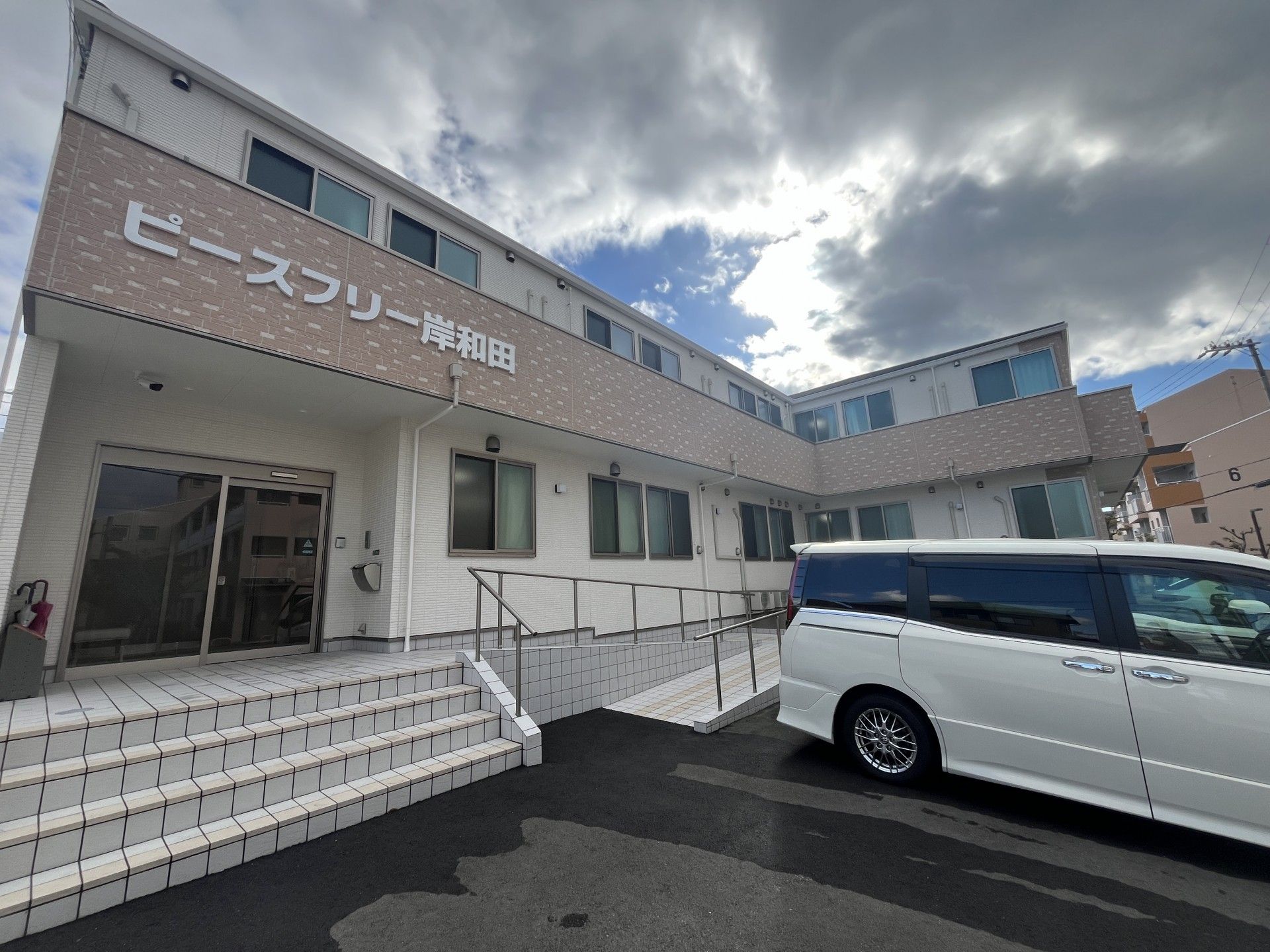 外観の建物エントランス