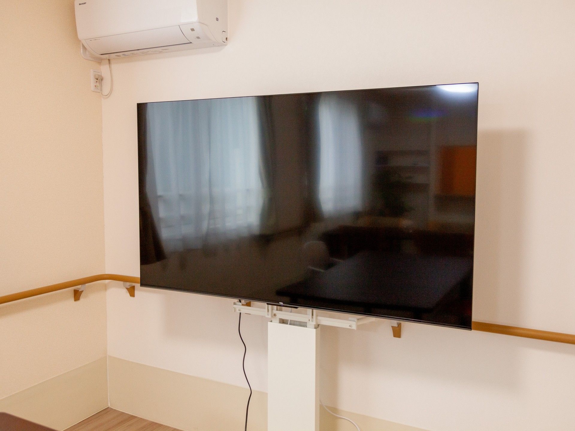 壁掛けテレビがある居室