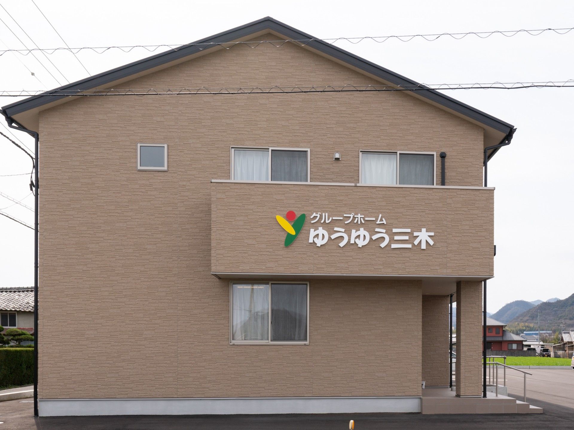 たたずむ建物の外観