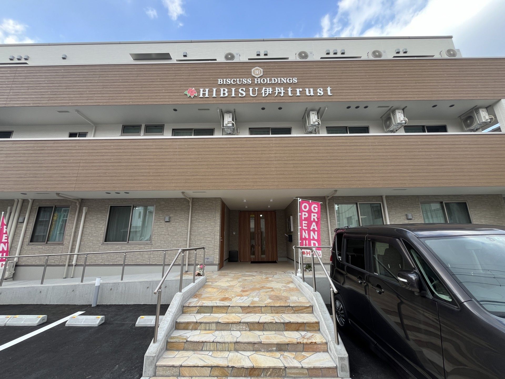 ソファに座ってゆっくり会話する2人の女性