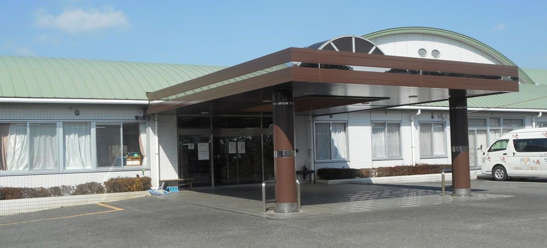 明るいエントランスの施設