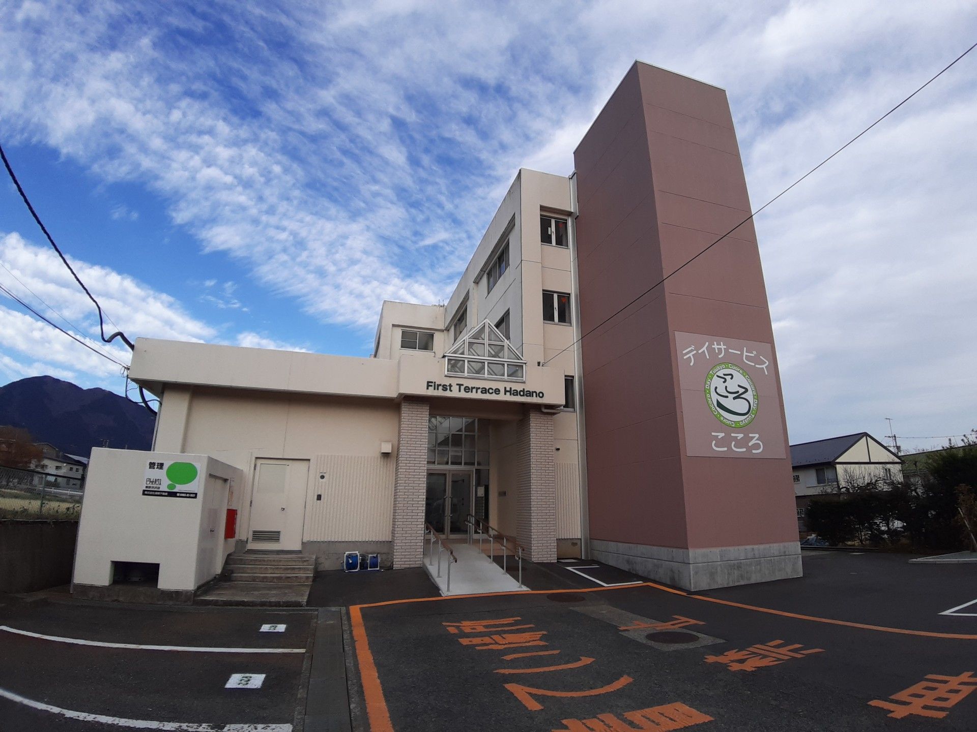 車いすに乗った男性と寄り添う介護スタッフ