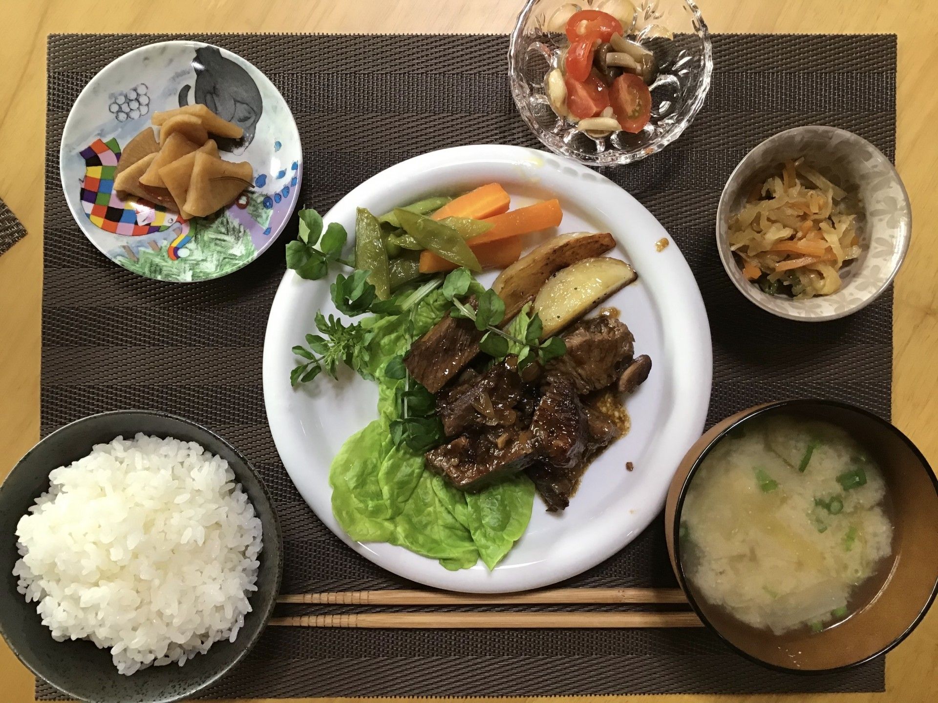 お盆に盛り付けられた4種類のおかずと、みそ汁、白いご飯